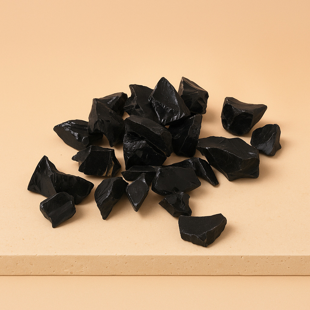 Obsidiana Negra en bruto: cristales naturales sin pulir, negro intenso y superficie vítrea; 500 g - protección interior