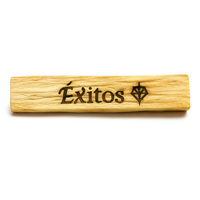 Palo santo natural con intención “Éxitos” y símbolo original sobre fondo blanco, fotografía de producto para pack energético éxitos.