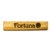 Palo santo natural grabado con la palabra “Fortuna” y símbolo energético, sobre fondo blanco. Imagen de producto espiritual Yo Soy Munduko.