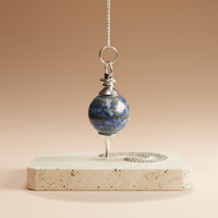 Péndulo Esférico de Lapislázuli: esfera azul, engarzada en plateado con cadena y anillo - favorece intuición y claridad