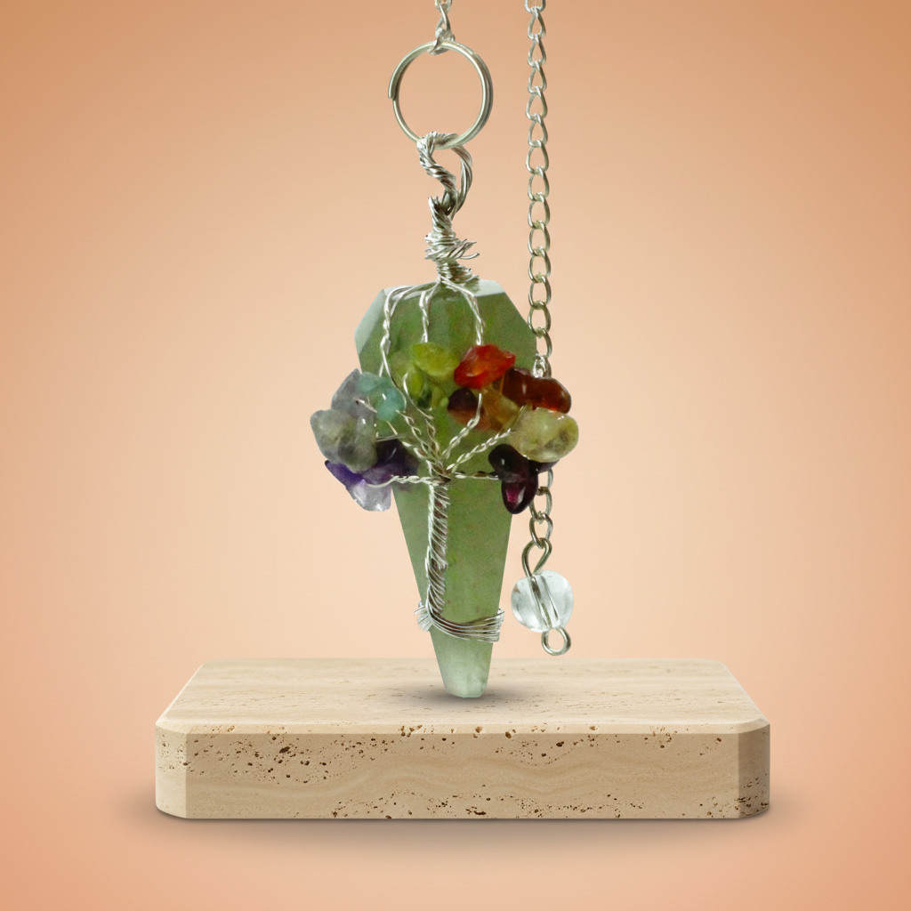 Péndulo Mágico Siete Chakras Aventurina: punta de aventurina verde y piedras de chakra; cadena plateada - equilibrio.