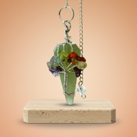Péndulo Mágico Siete Chakras Aventurina: punta de aventurina verde y piedras de chakra; cadena plateada - equilibrio.