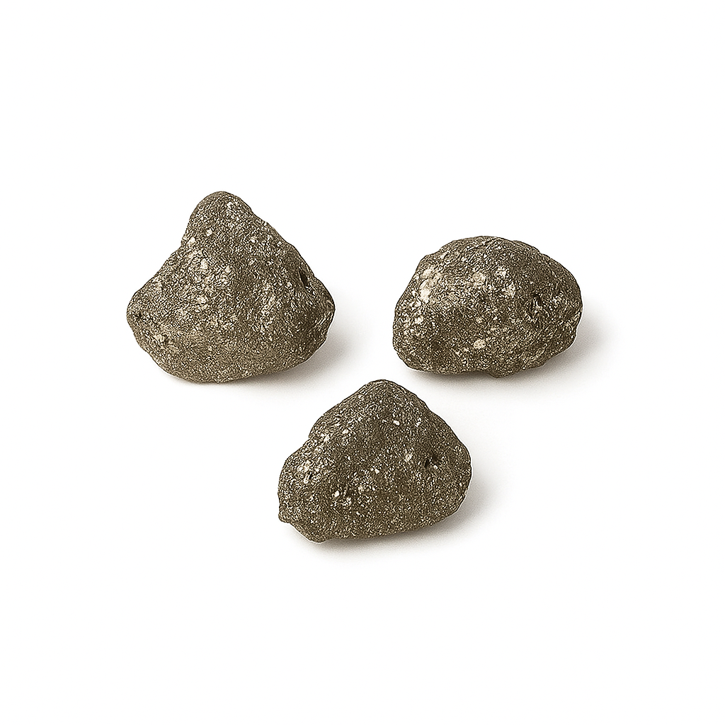 Piedras de pirita natural sobre fondo blanco con sombra suave. Imagen de producto energético y mineral de abundancia de Yo Soy Munduko.