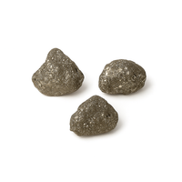 Piedras de pirita natural sobre fondo blanco con sombra suave. Imagen de producto energético y mineral de abundancia de Yo Soy Munduko.