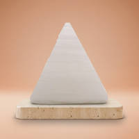 Selenita pirámide de 5 cm, color blanco translúcido y forma piramidal, ideal para purificar - aporta calma y claridad