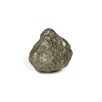 "Piedra de pirita natural en bruto sobre fondo blanco con sombra suave, ideal para rituales de abundancia y energía positiva."