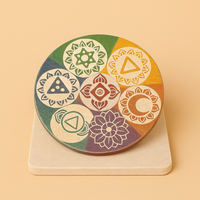 Porta incienso disco redondo de esteatita natural con los Siete Chakras, 10 cm, tono crema - equilibrio y meditación