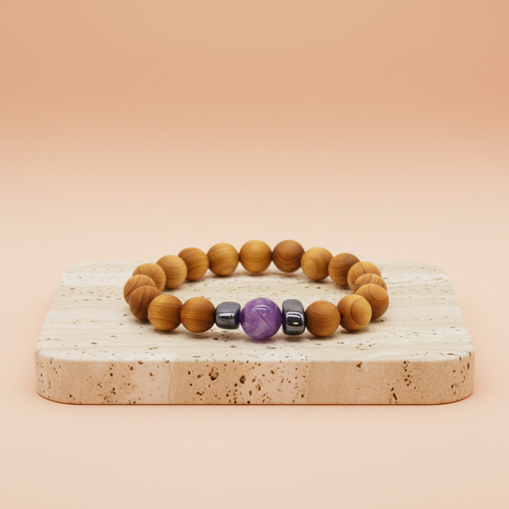 Amatista pulsera elástica de cuentas moradas y cedro natural, diseño circular - potencia intuición, calma y protección