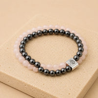 Pulsera magnética de cuarzo rosa: elástica con cuentas naturales e imanes discretos, color rosado - amor propio y bienestar.