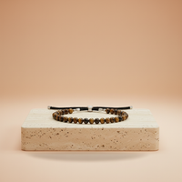 Pulsera de Hilo Negro con Ojo de Tigre: hilo negro y cuentas de Ojo de Tigre natural, cierre ajustable; dorados - Protección