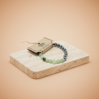 Pulsera de Jade magnética: elástica, cuentas talladas verdes y bolas imantadas oscuras — equilibrio y buena fortuna