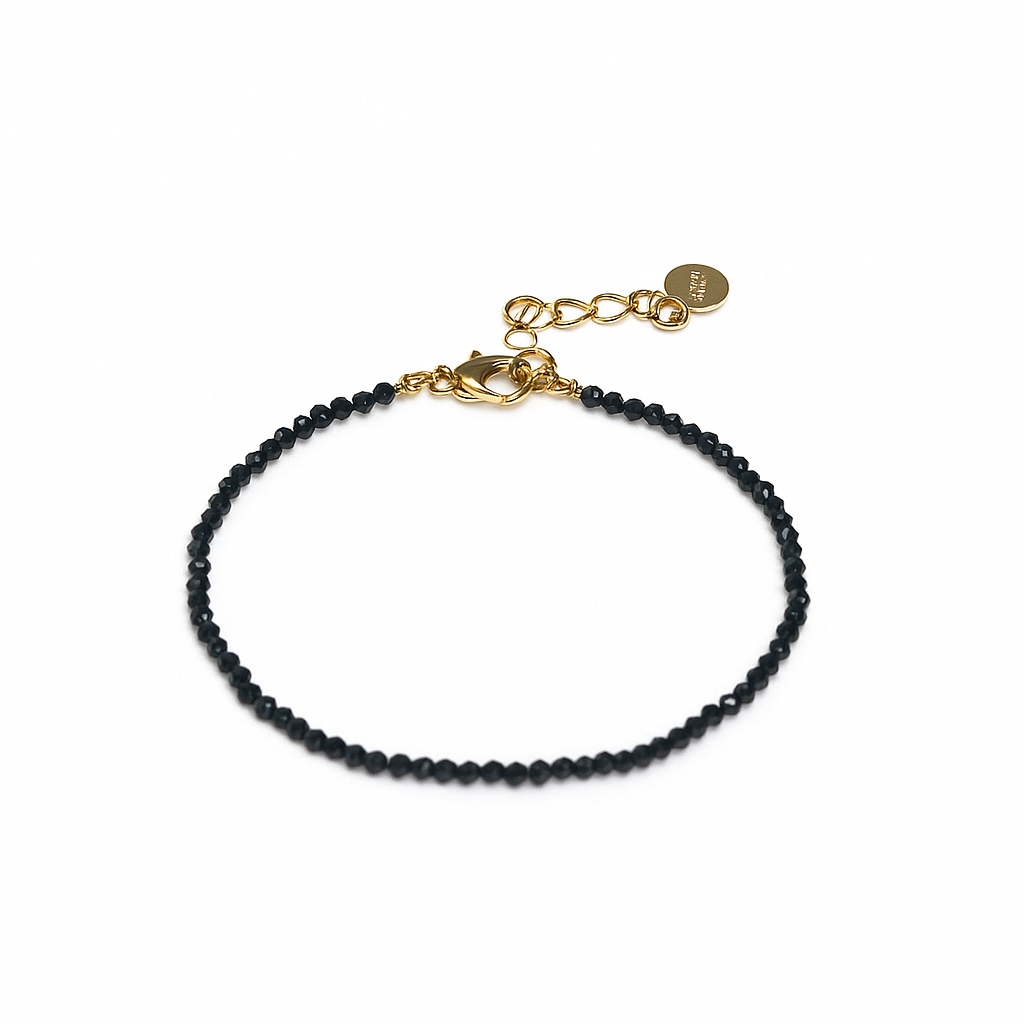 Pulsera de turmalina negra facetada sobre fondo blanco, joya energética para protección – Yo Soy Munduko