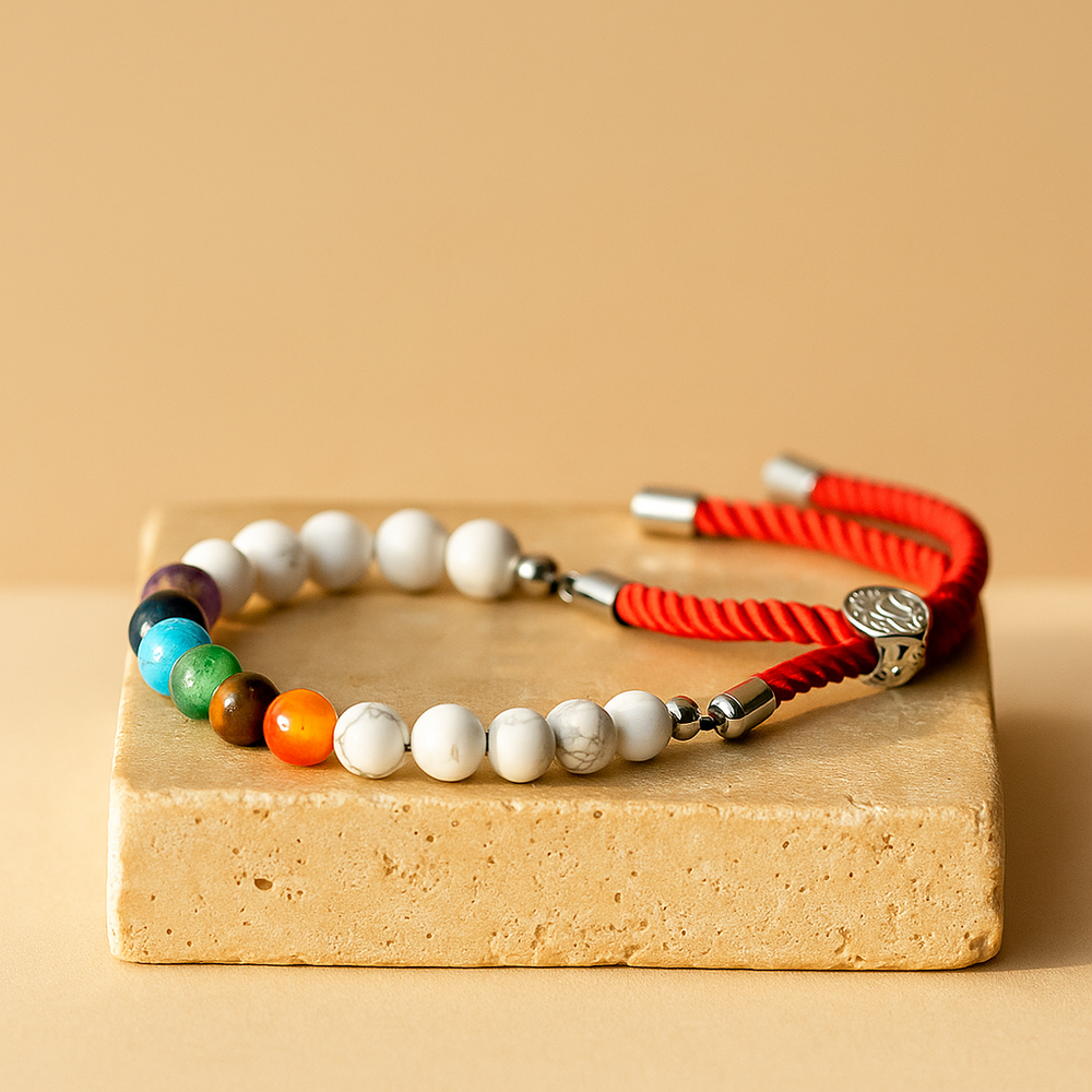 Pulsera de Hilo Rojo con Howlita Blanca y Chakras