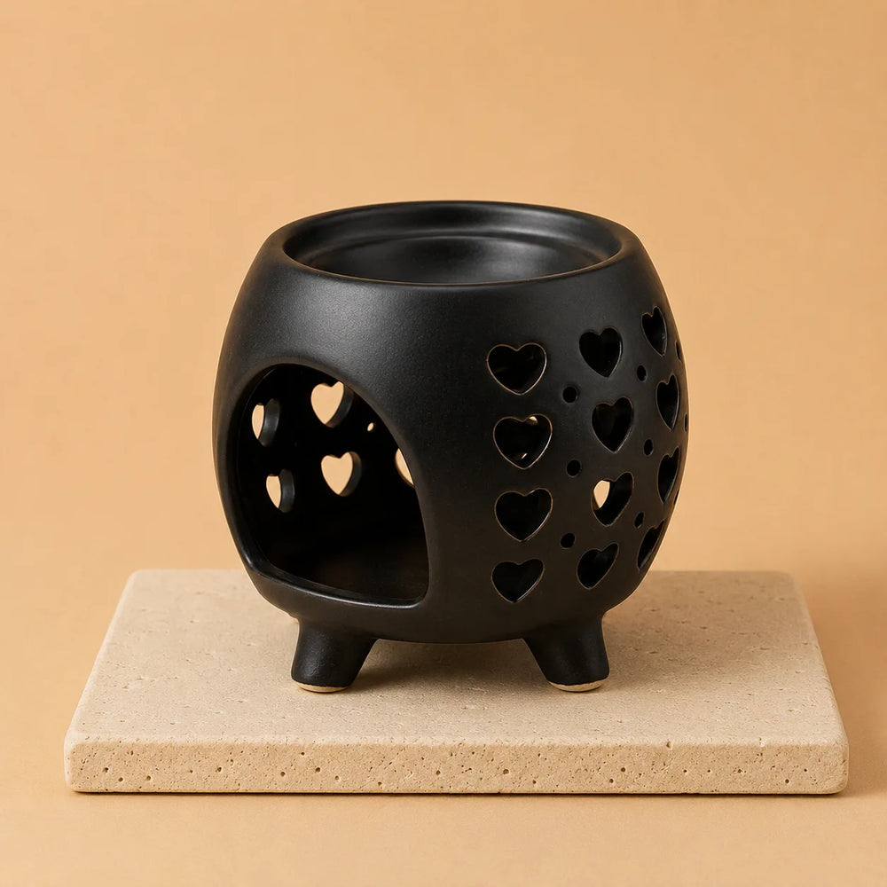 Quemador de Aceite Negro Mate con corazones calados, cerámica de calidad, tamaño compacto y acabado sobrio - equilibrio