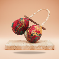 Sonajero Maracas Doble Lazo: dos cabezas en lágrima, fibras vegetales y colores rojo, verde y amarillo; asa de tela - ritmo.