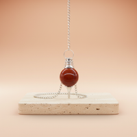 Péndulo jaspe rojo, esfera pulida, color carmín y forma redonda, ideal para meditación - favorece enfoque y equilibrio