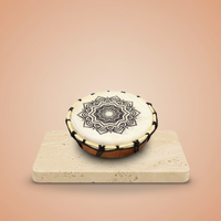 Tambor Chamánico Mandala 20 cm: diseño circular pintado a mano, piel de cabra y madera de suar, baqueta incluida - bienestar