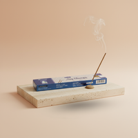 Incienso palitos Nag Champa, delgados, color crema, aroma sereno que eleva armonía del espacio - favorece calma y bienestar
