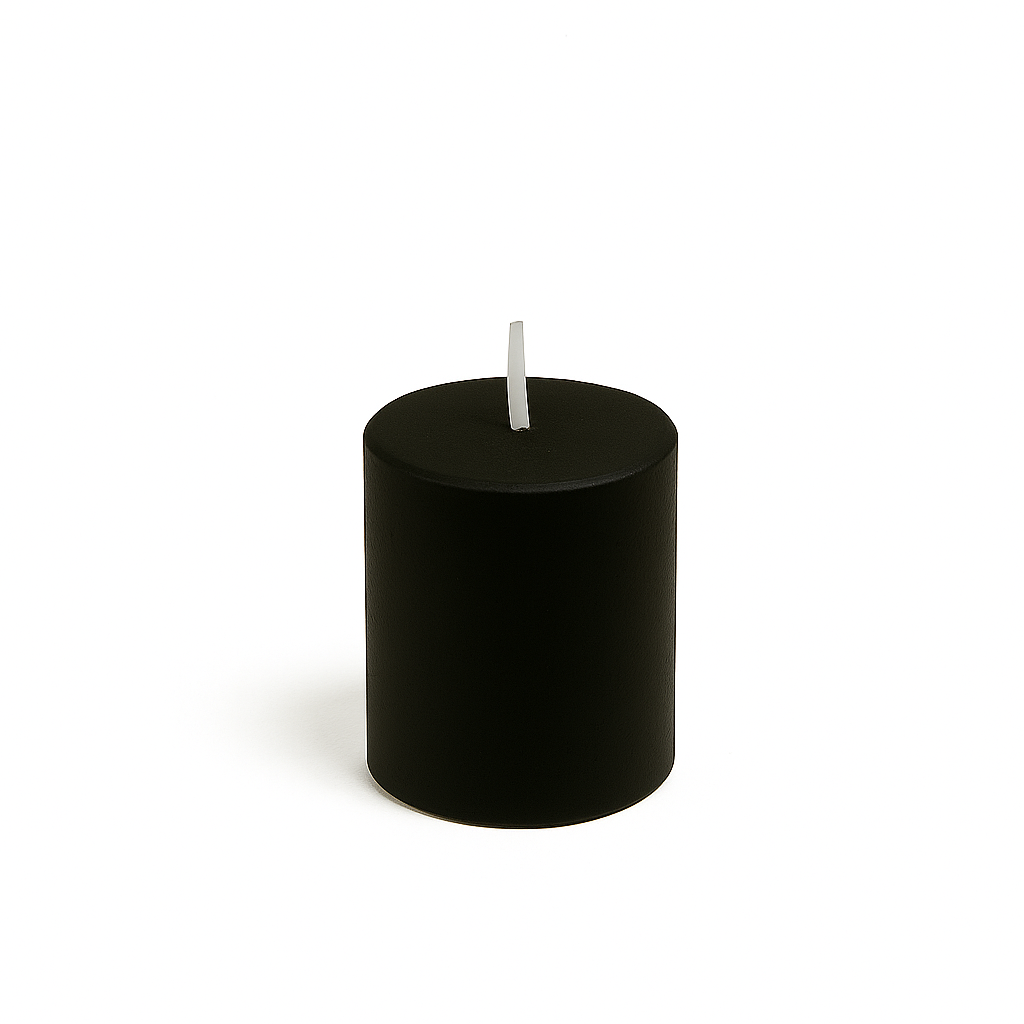 Vela negra cilíndrica sobre fondo beige espiritual, símbolo de limpieza energética y protección. Imagen de producto esotérico Yo Soy Munduko.